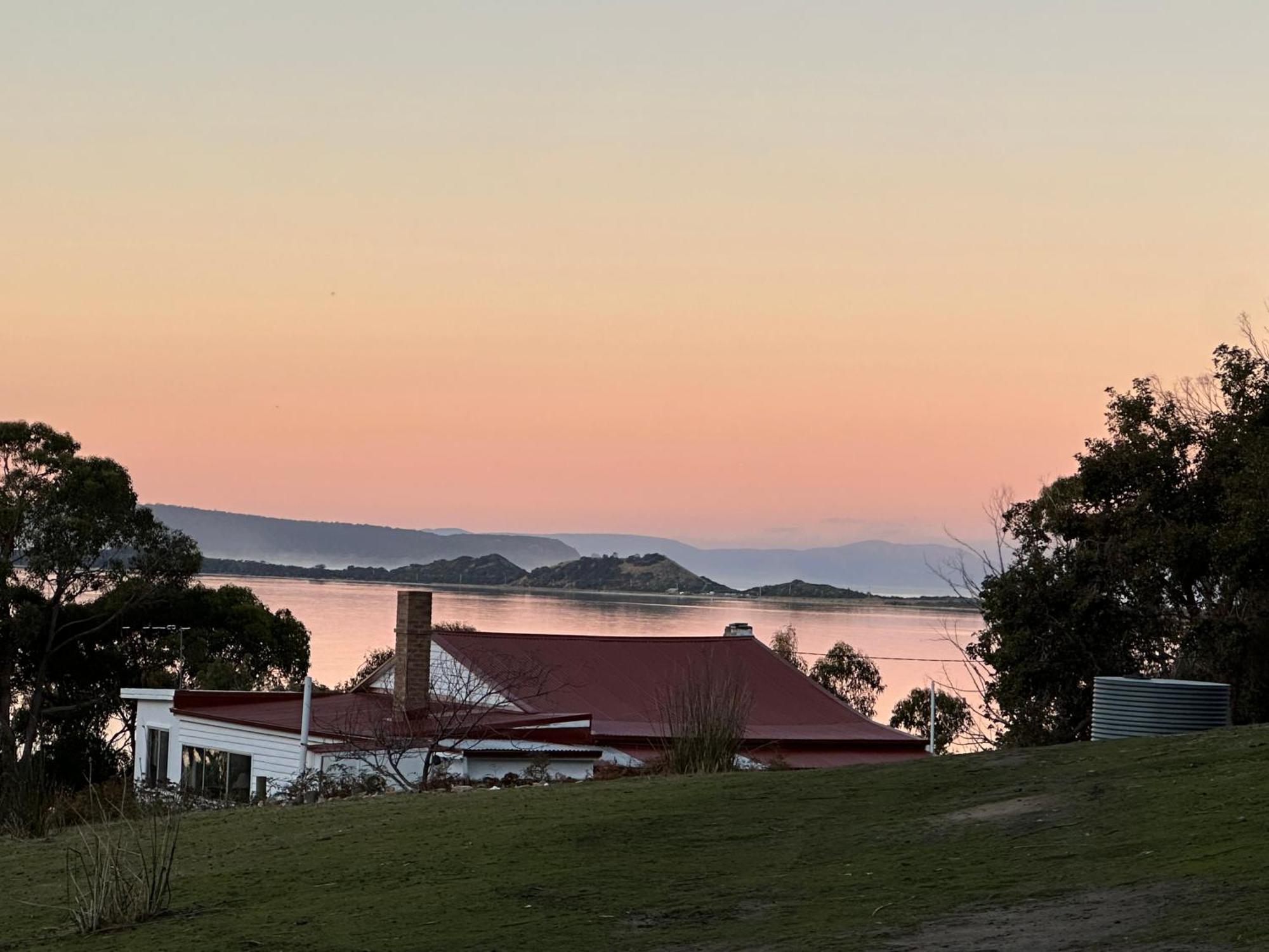 Wylah Cottage For A Peaceful Bruny Island Escape With Water Views, Fireplace & Wallabies Simpsons Bay Exterior foto
